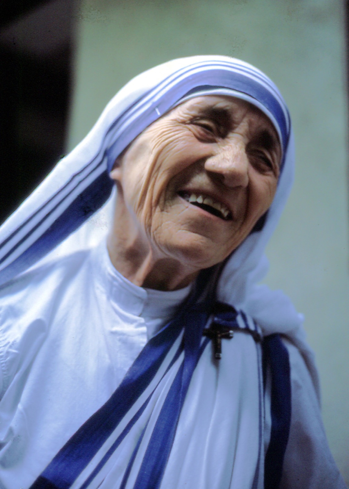 Santa Teresa de Calcuta sonríe con su sari blanco de bordes azules