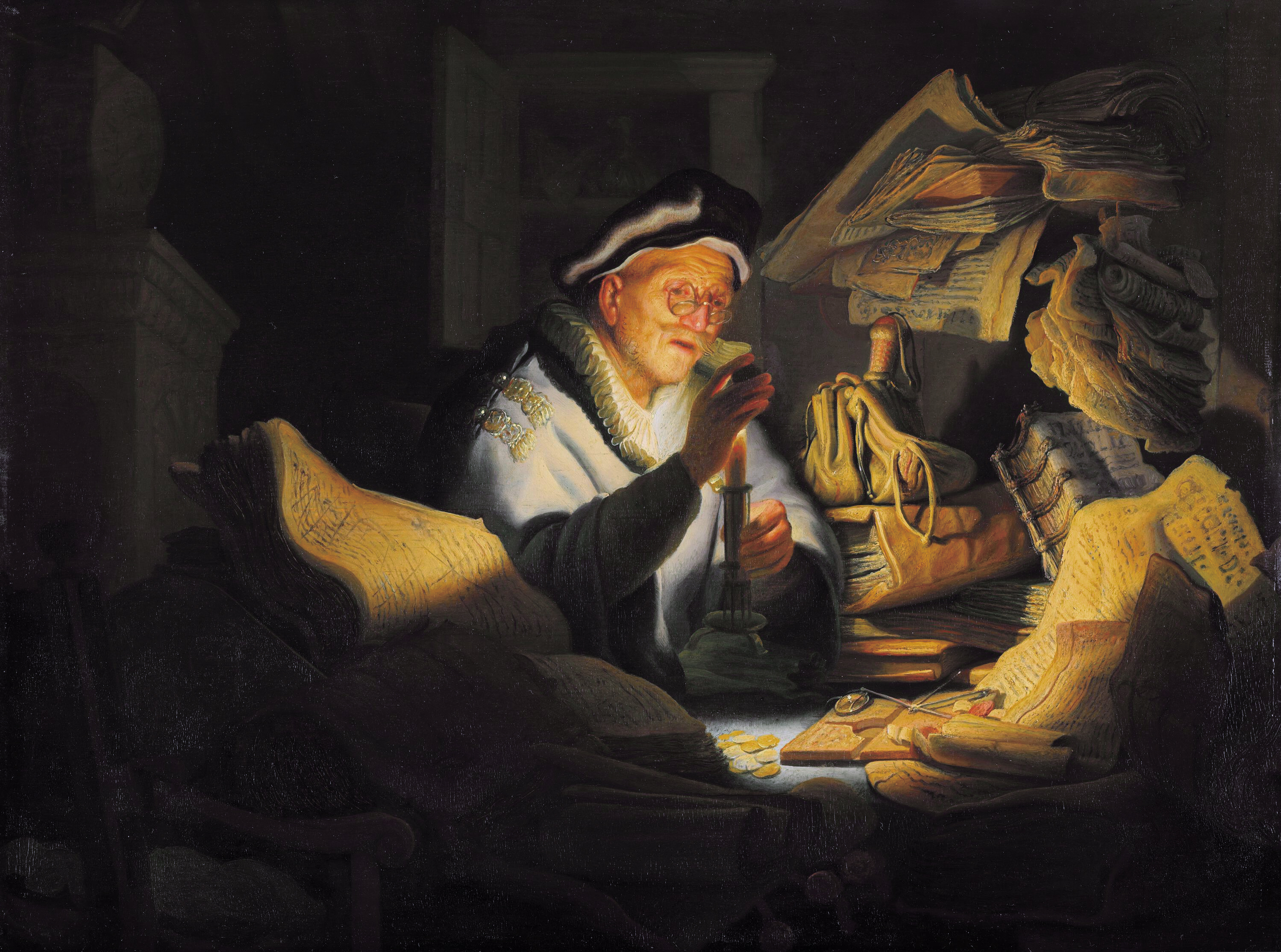Un anciano con anteojos examina una moneda a la luz de una vela, rodeado de libros, papeles y bolsas.